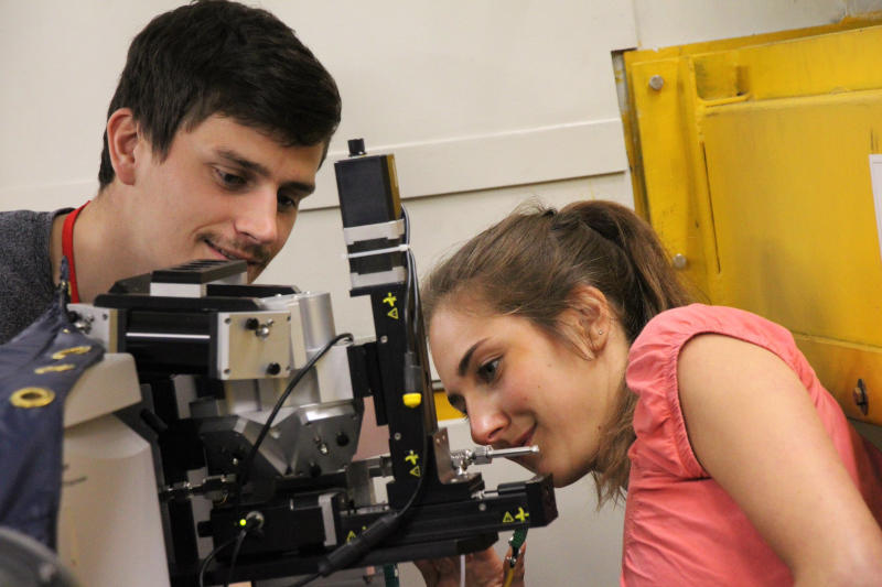 Ellieandscottworkingonjmproject800px photo of cat hub students working on experiment