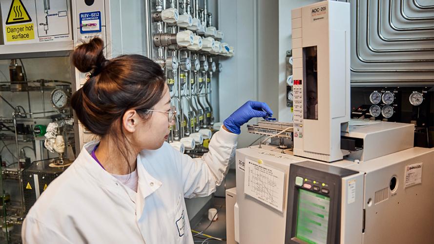 photo of researcher in lab 1000px