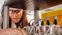 photos student in lab 200x200