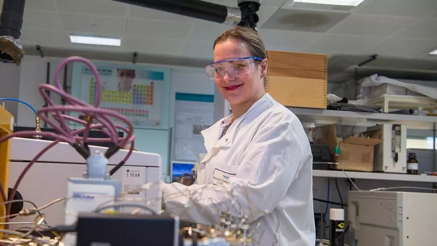photo of researcher in the UK Catalysis Hub labs